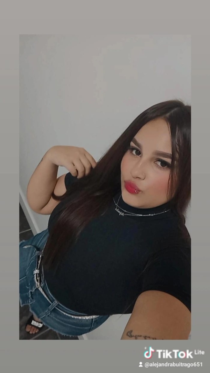 LATINA JOVENCITA NUEVA EN LA LINEA