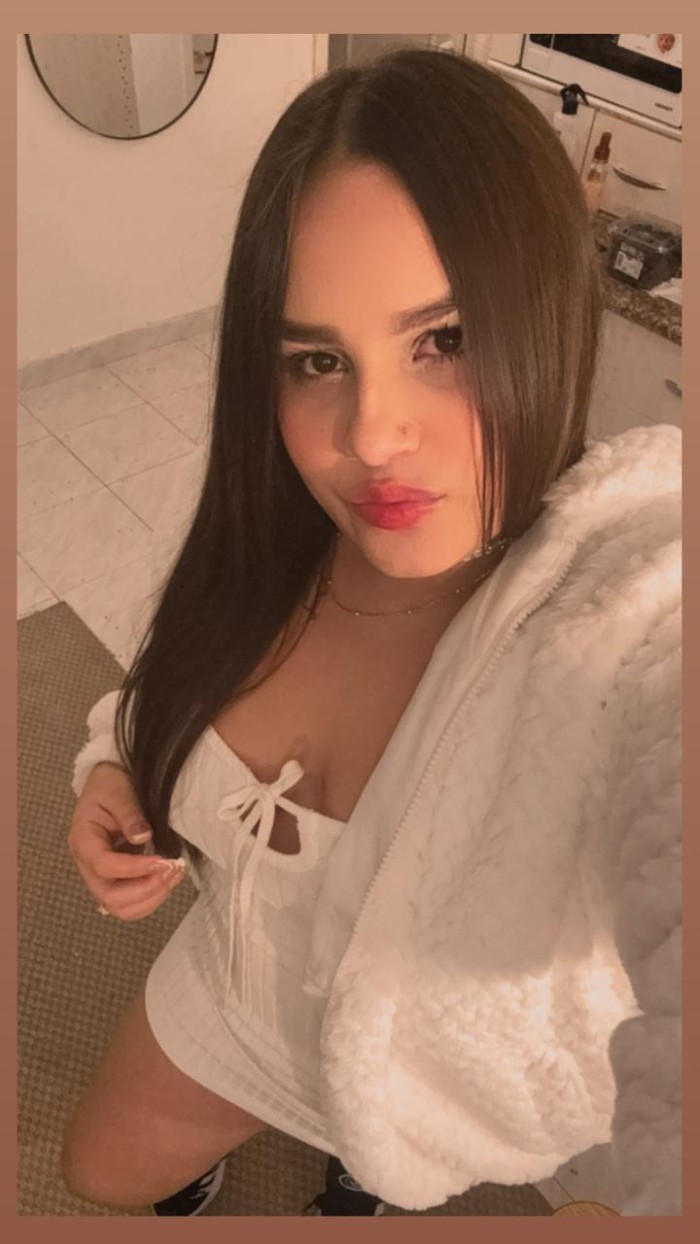 LATINA JOVENCITA NUEVA EN LA LINEA
