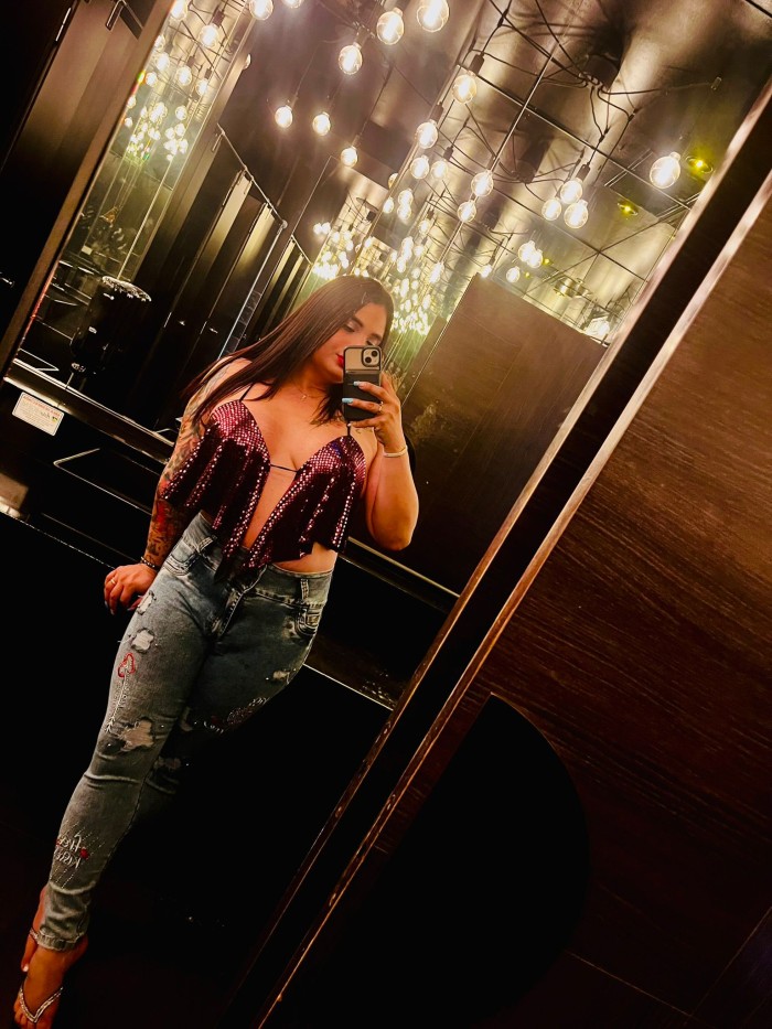 Trans femenina