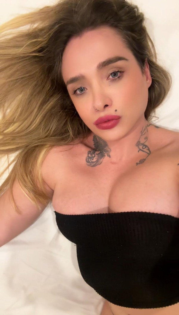 Trans muy cachonda argentina rubia dotada