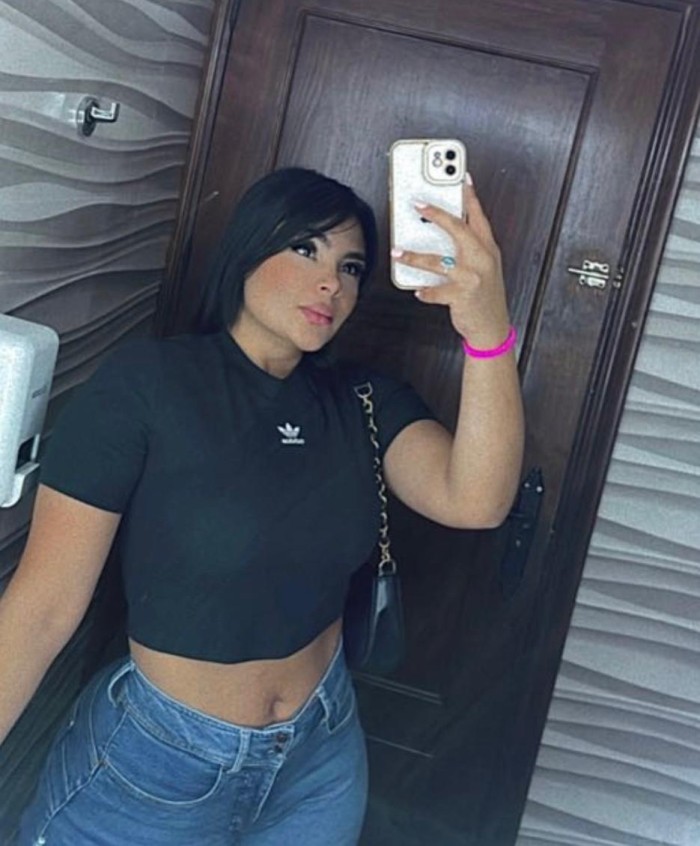 JOVEN CULONA NATURAL CON CURVAS DE INFARTO