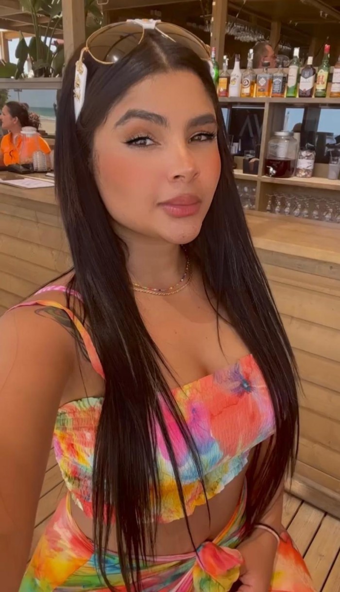 JOVEN CULONA NATURAL CON CURVAS DE INFARTO