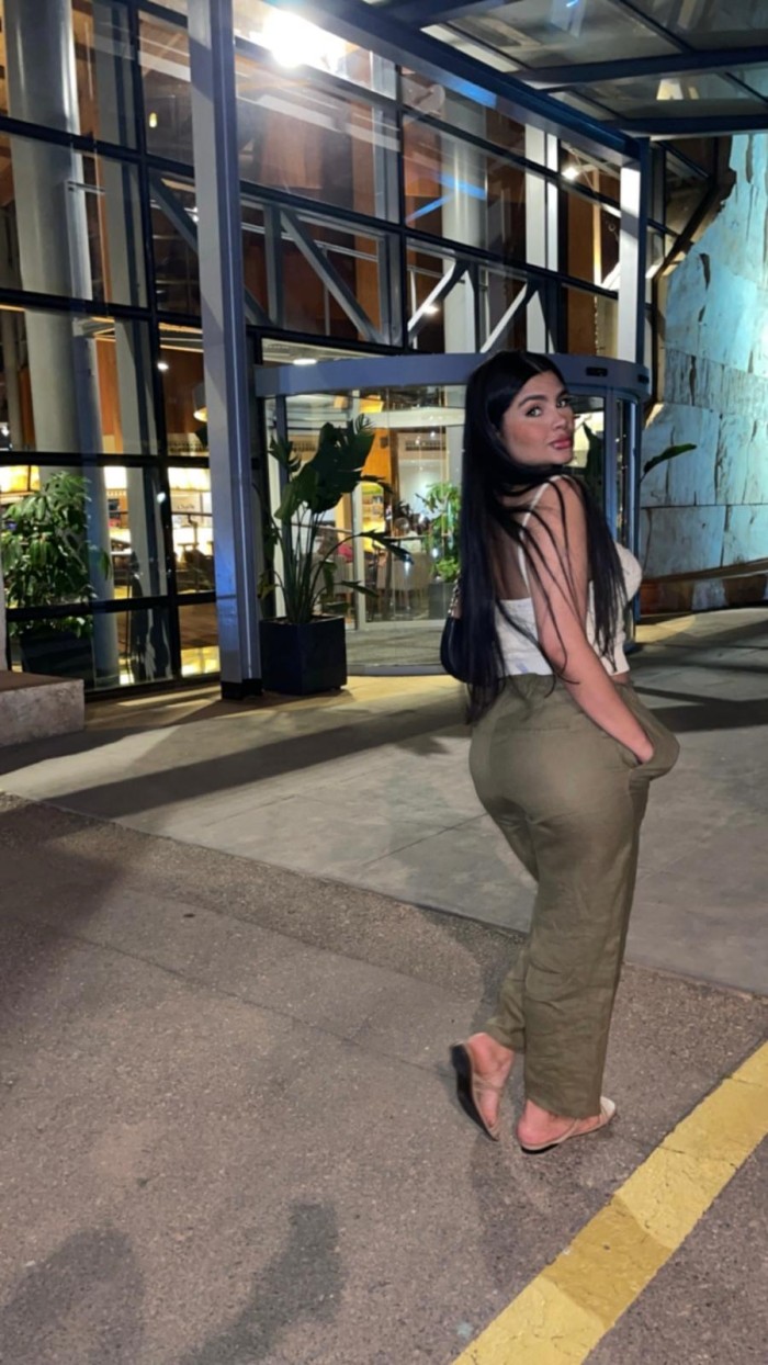 JOVEN CULONA NATURAL CON CURVAS DE INFARTO