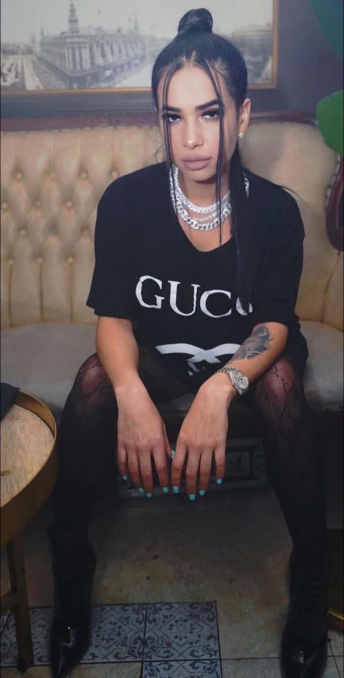 Elegante delgada simpática y muy ardiente