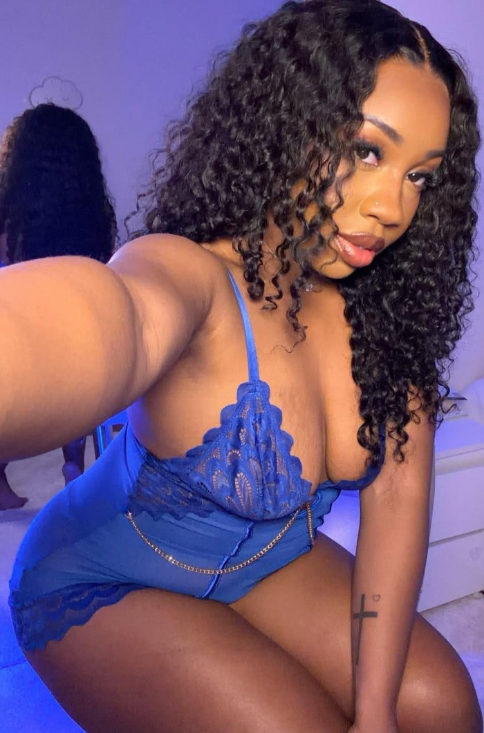 Jovencita recién llegada a estrenar complaciente