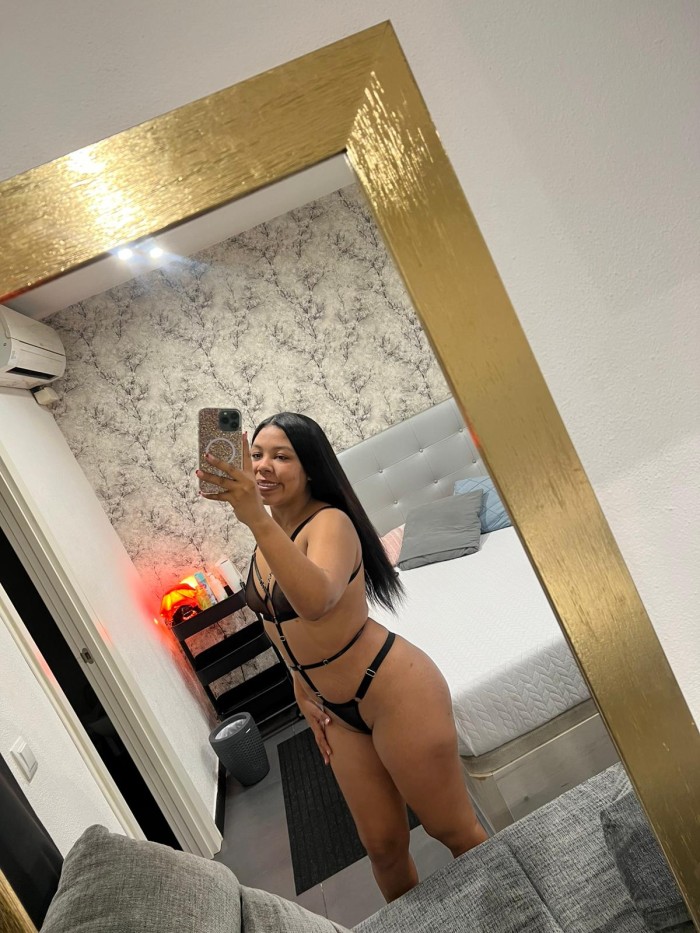 Melissa una morena exótica dispuesta vía Julia