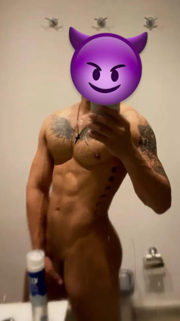 Sexy y atractivo dotado y real latino