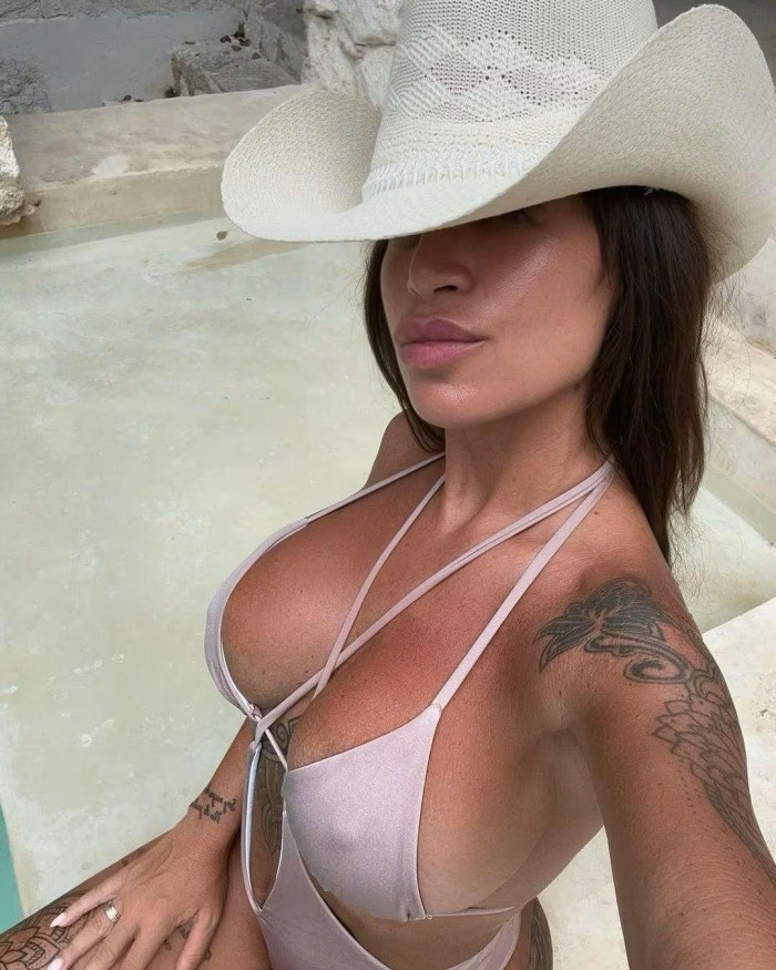Colombiana elegante tatuada – Solo Salidas