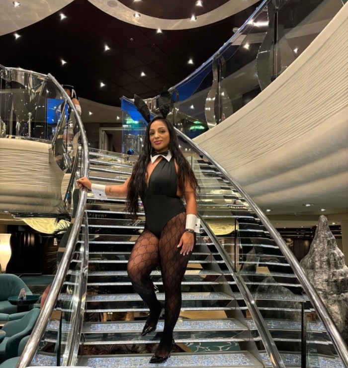 MORENA ESBELTA, MORBOSA Y SENSUAL