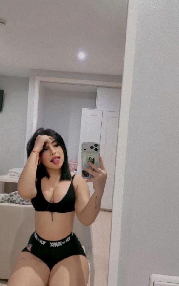 JOVENCITA BIEN LINDA CON TALENTO DE ESTUDIANTE EN EL PUERTO DE SANTA MARÍA