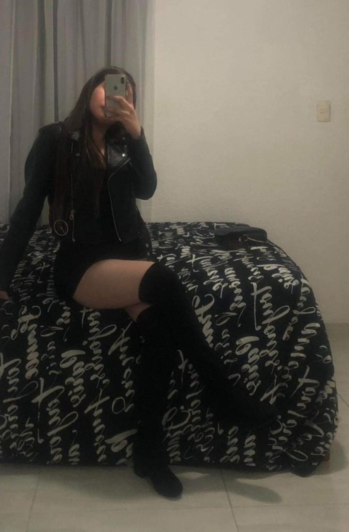 EN IBIZA MUJER COMPLACIENTE SIN LIMITES EN LA CAMA