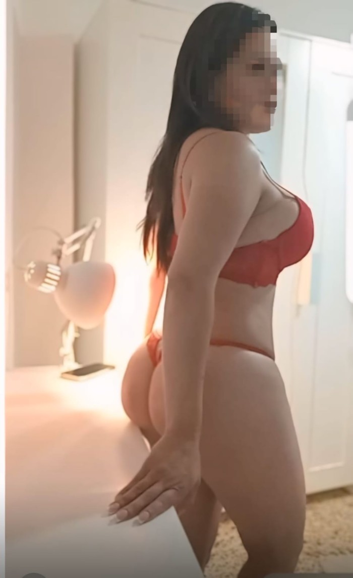 DIOSA DEL PLACER COMPLACIENTE EN LAS DELICIAS