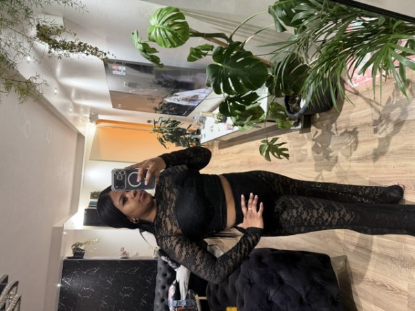 Andrea · 25 · COLOMBIANA — juventud y energía