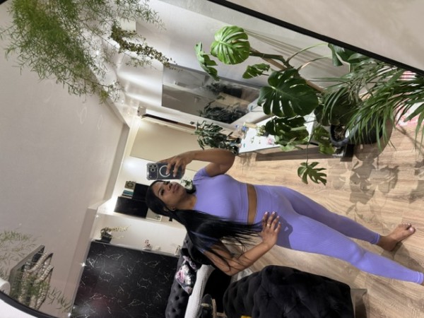 Andrea · 25 · COLOMBIANA — juventud y energía