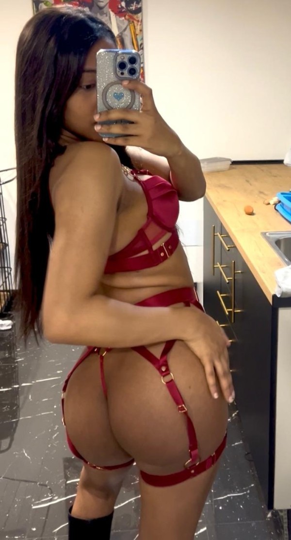 POTENTE CHICA TRANS MUY TENTADORA Y MORBOSA..!!!