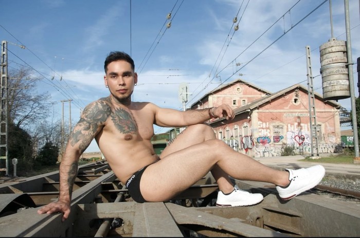 Versátil complaciente muy caliente fiestero etc.