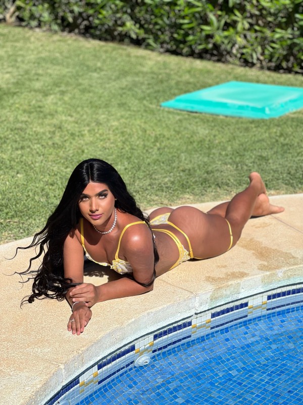 MORENA LATINA VALENTINA EN PUERTO BANUS PIEL DE CHOCOLATE