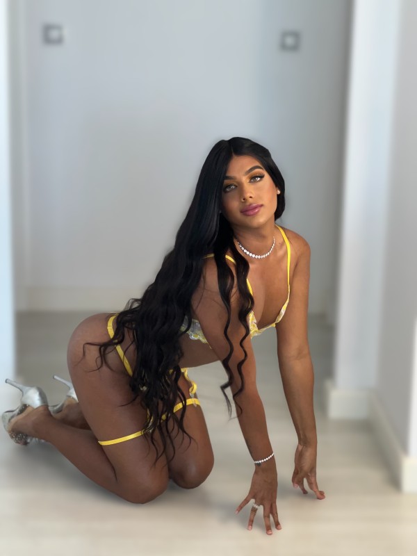 MORENA LATINA VALENTINA EN PUERTO BANUS PIEL DE CHOCOLATE