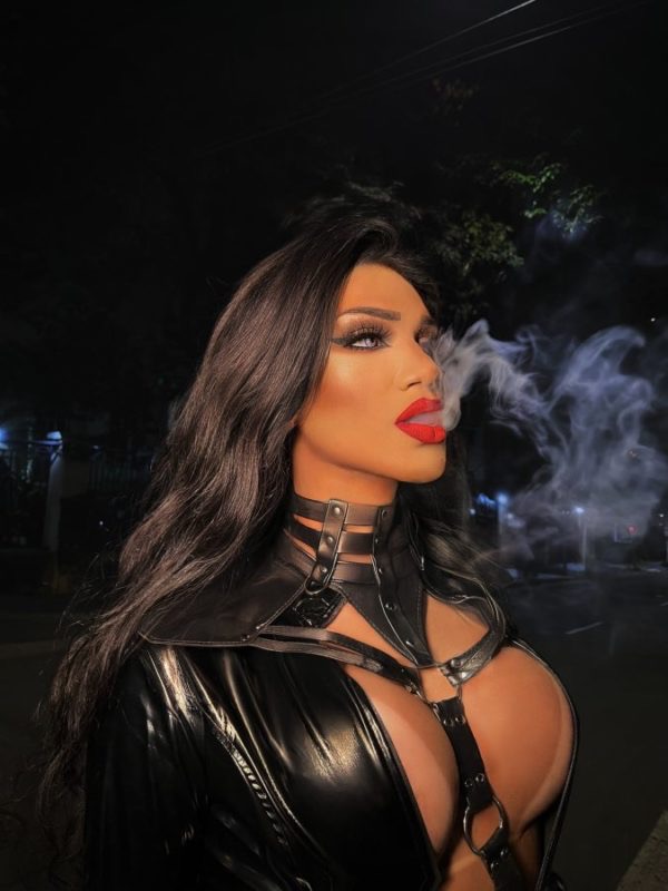 Julia, la chica fiestera activa y pasiva