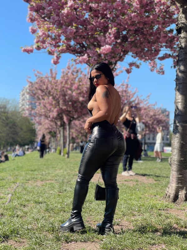 VALERY VENEZOLANA SUPER EXTROVERTIDA MUY CARIÑOSA.