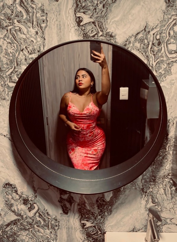 VALERY VENEZOLANA SUPER EXTROVERTIDA MUY CARIÑOSA.