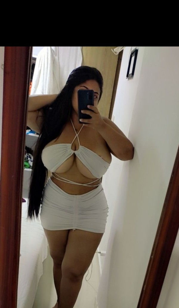 Latina de pechos grandes