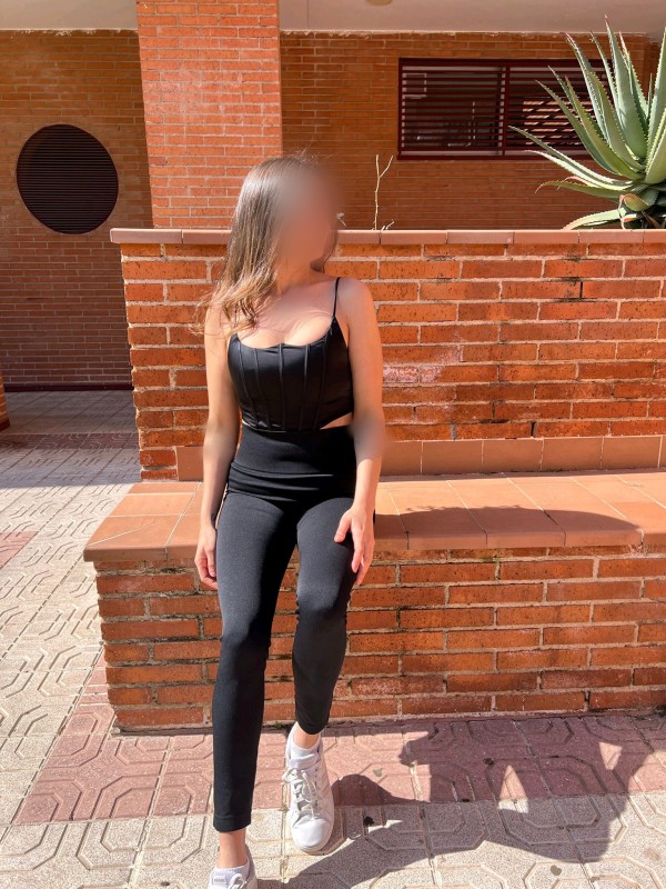 Cariñosa latina jovencita flaquita