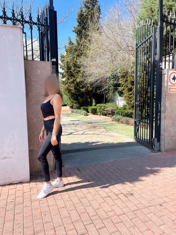 Cariñosa latina jovencita flaquita