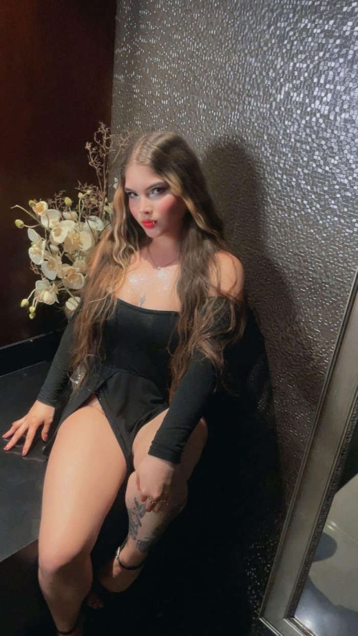 Una rubia preciosa, Fiestera y salidas