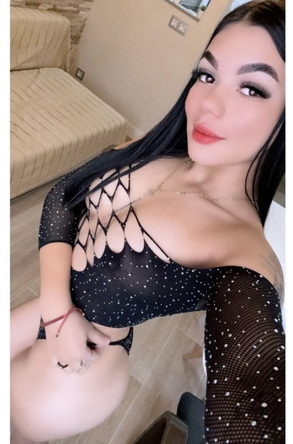 EXPERTA EN EMPALMAR POLLAS