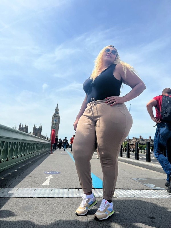 HERMOSA RELLENITA BRASILEÑA CULAZO XXL *_* EL MADRID CAPITAL