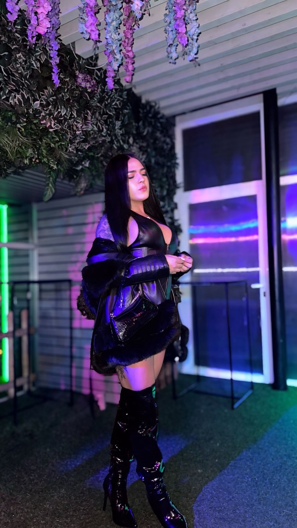 EN VALENCIA CRISTAL CACHONDA Y JUGUETONA