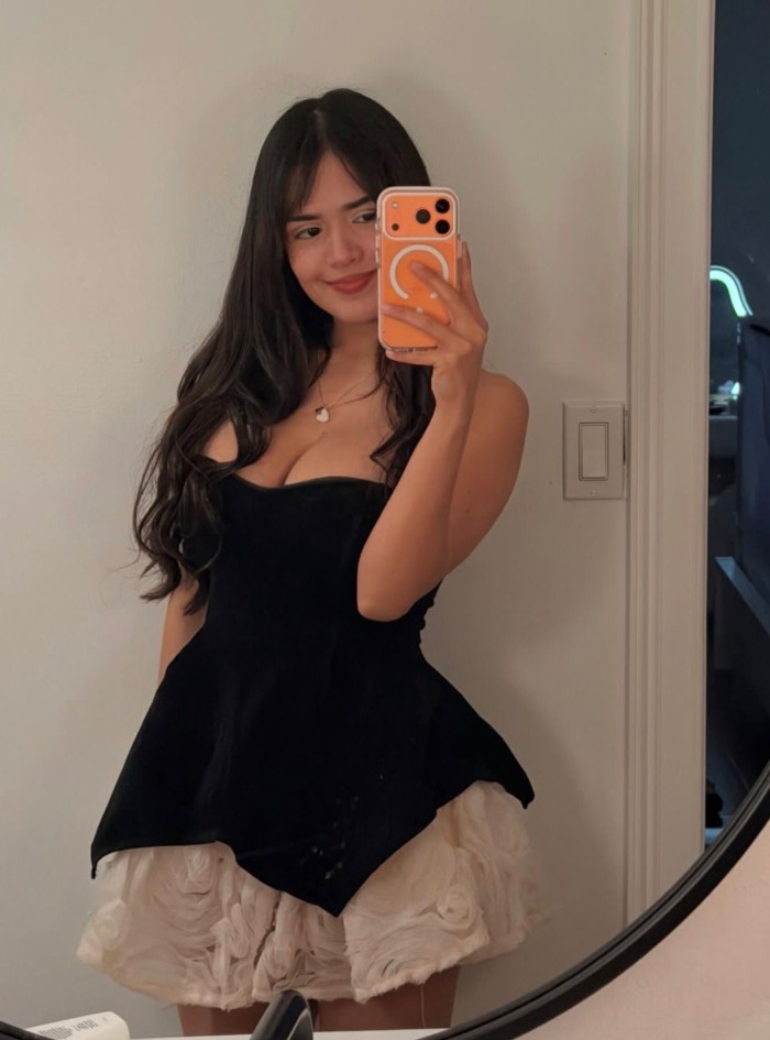 CLARA UNA HERMOSA CHICA CARIÑOSA