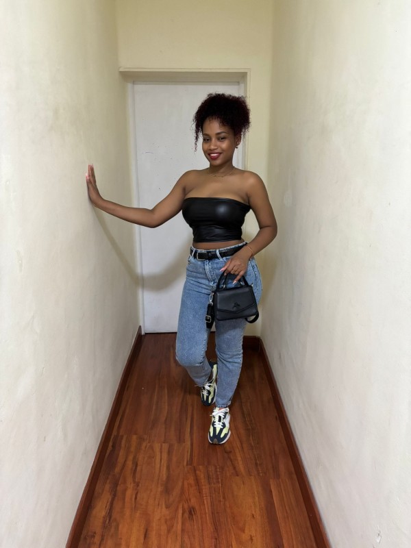 Hago francés natural soy una maestra chupándola, fiestera y divertida