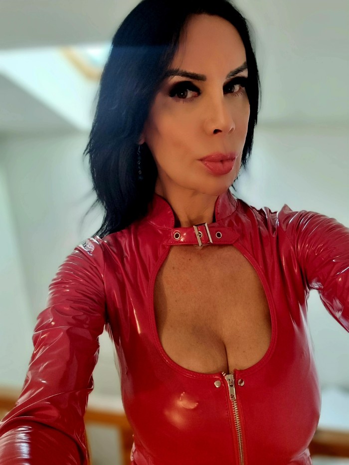 Dominante Magaluf Monica