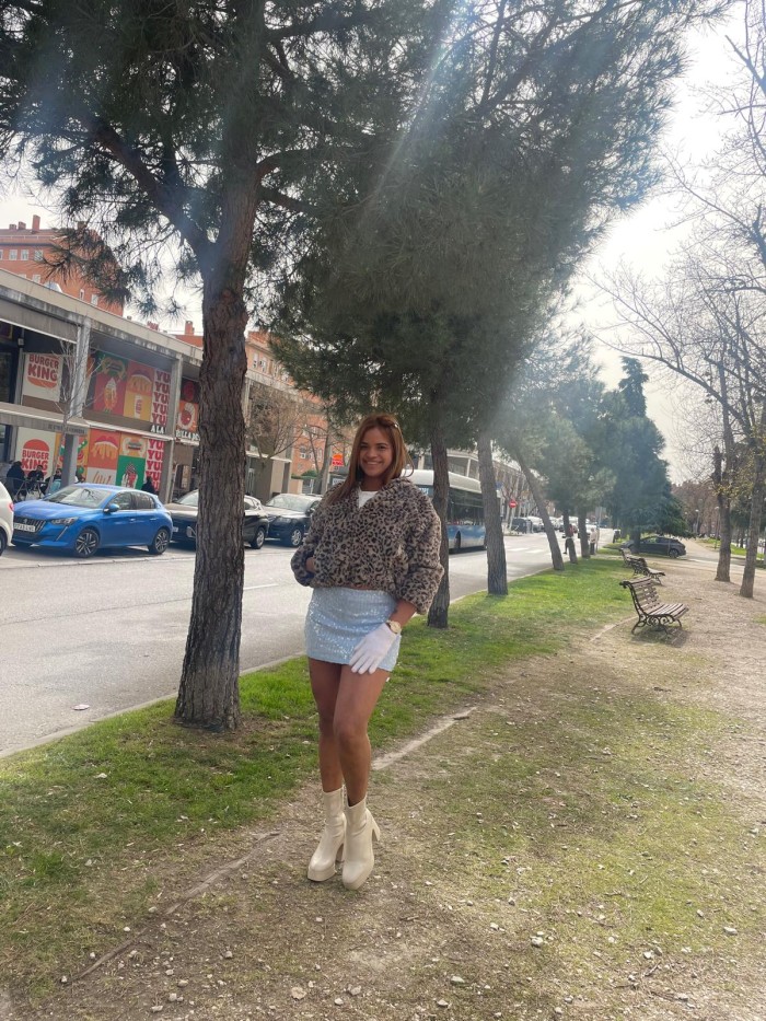 HERMOSA VENEZOLANA, JOVENCITA, MUY FIESTERA