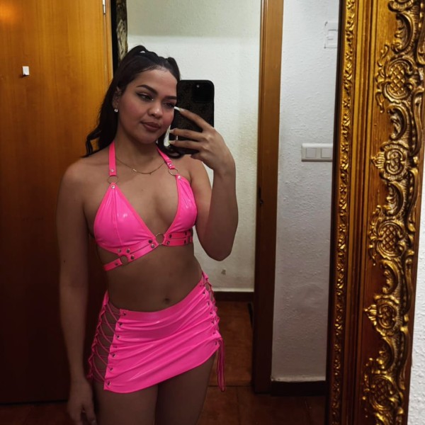 DANIELA   HERMOSA Y SUPER IMPLICADA CON UN CUERPO DE INFARTO