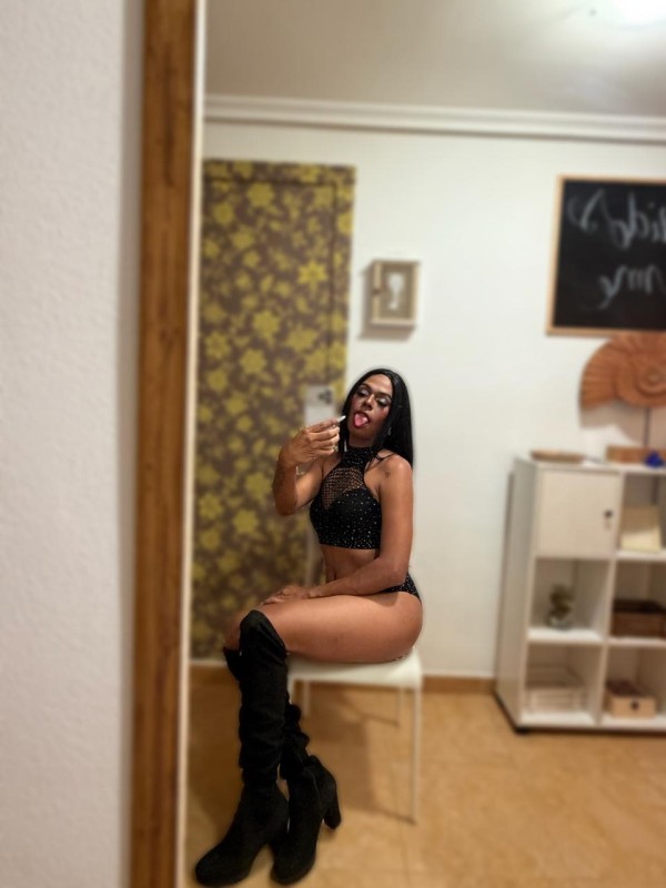 CHICA TRANS LATINA VERSATIL CON SITIO DISPONIBLE
