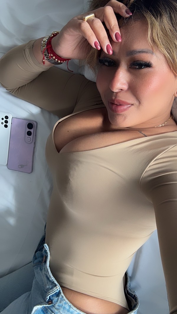 VALENTINA morena simpática en Juan Carlos I