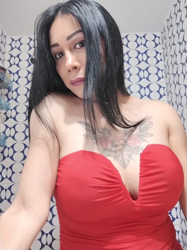 Debora chica trans recién llegada. Juguetona se
