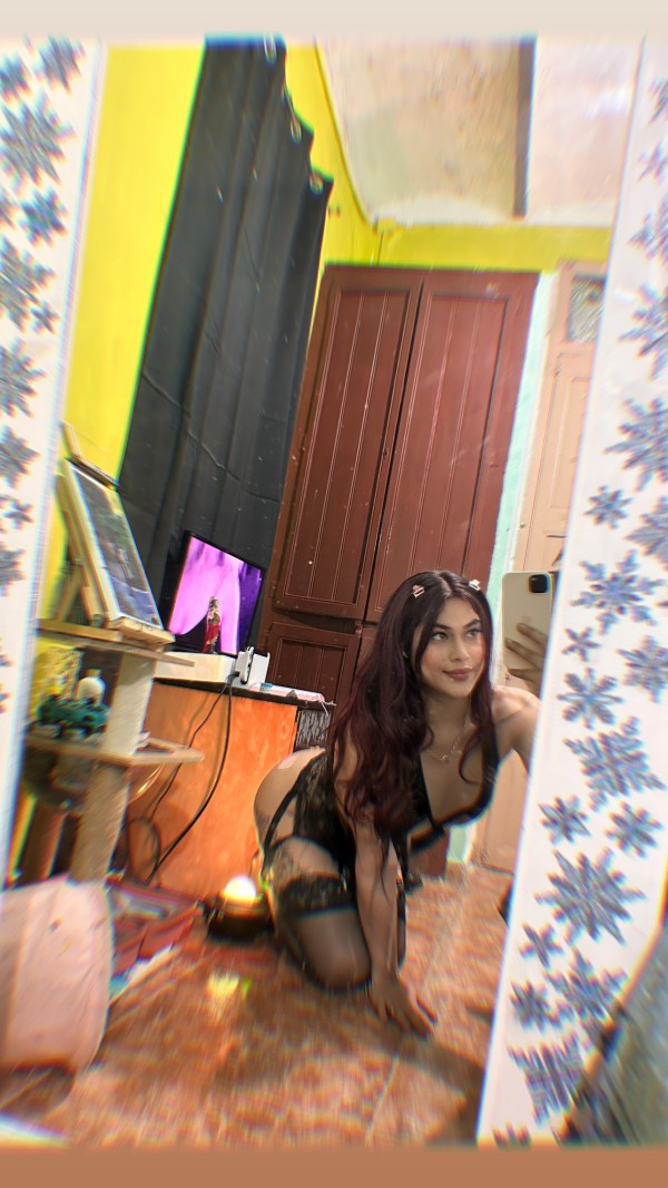 Joven y hermosa mujer trans  super novedad