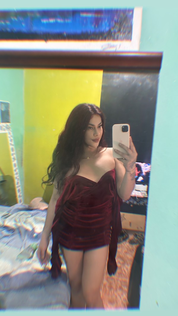 Joven y hermosa mujer trans  super novedad