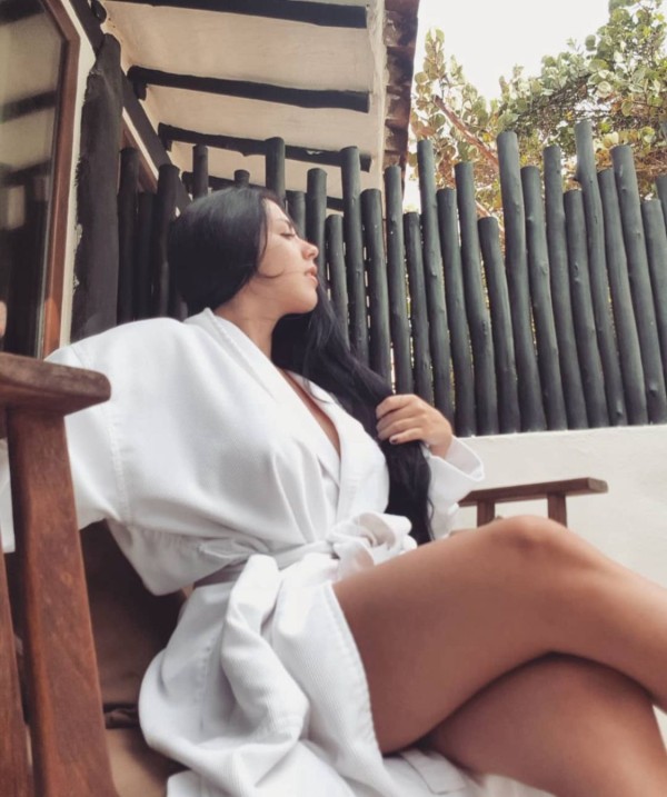 ROMINA NOVEDAD FIESTERA, COMPLACIENTE Y JUGUETONA