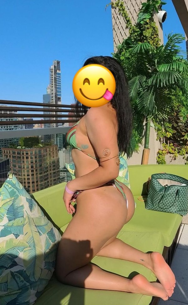 Jovencita de pechos naturales,caliente y fiestera