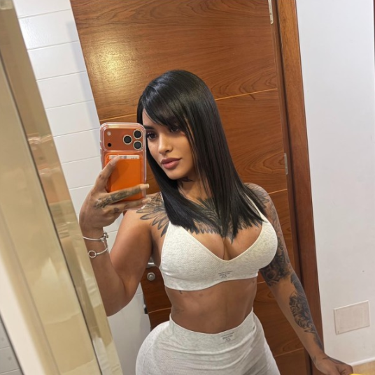 MUÑECA HERMOSA LISTA PARA TI EN LA CAMA