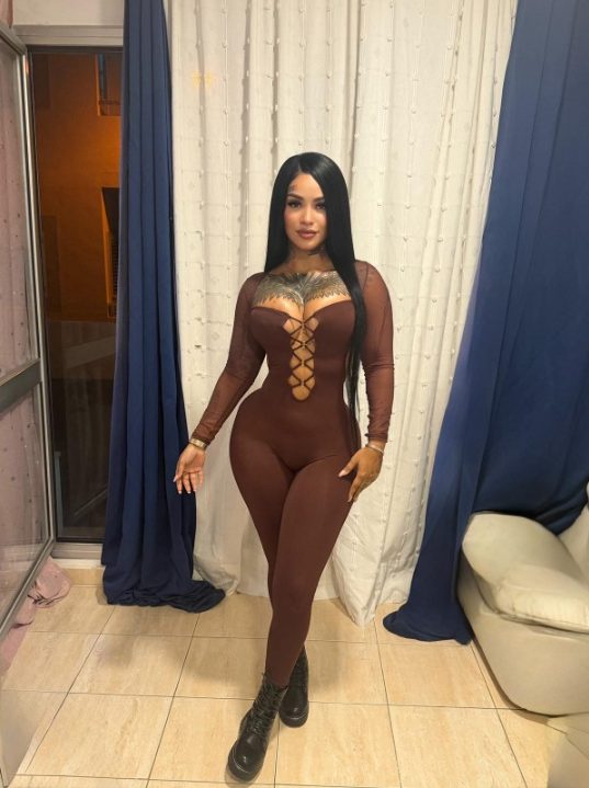 MUÑECA HERMOSA LISTA PARA TI EN LA CAMA