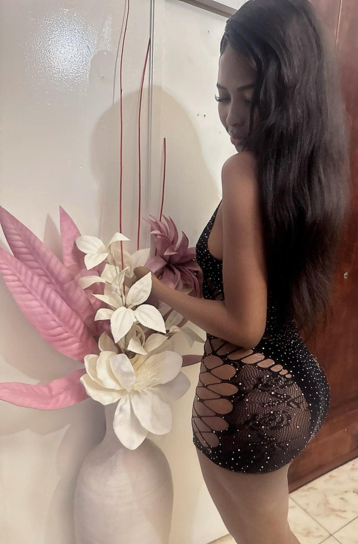 Jovencita morena super exotica en Colblanc