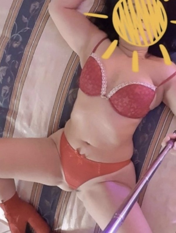 Cincuentona completa besos corrida en boca