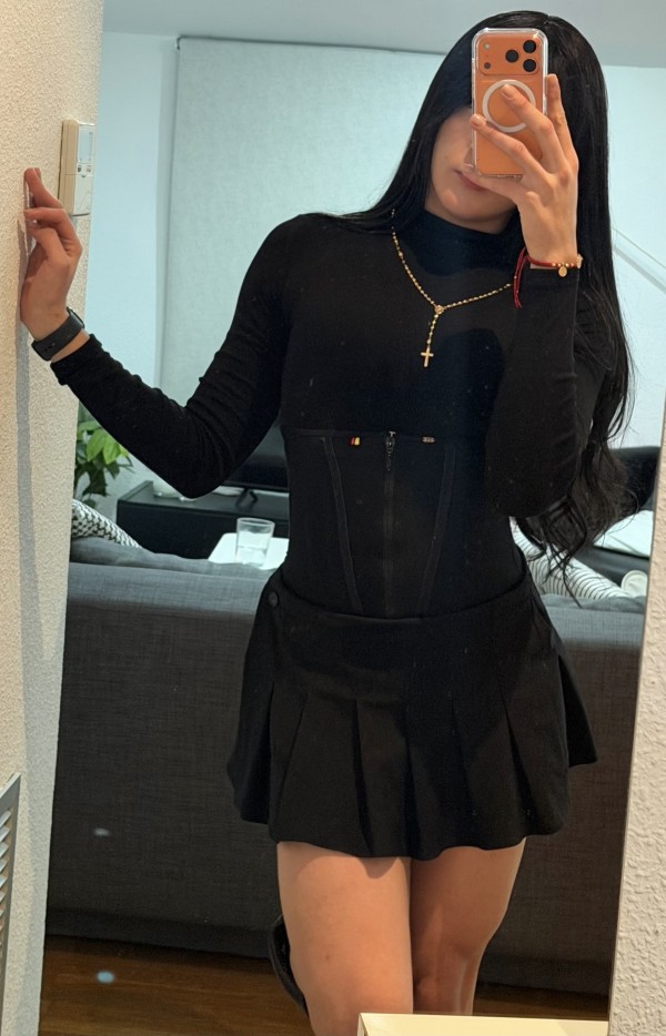 SENSUAL Y ARDIENTE JOVENCITA EXPERTA VIOLANDO CULOS Y BOCAS