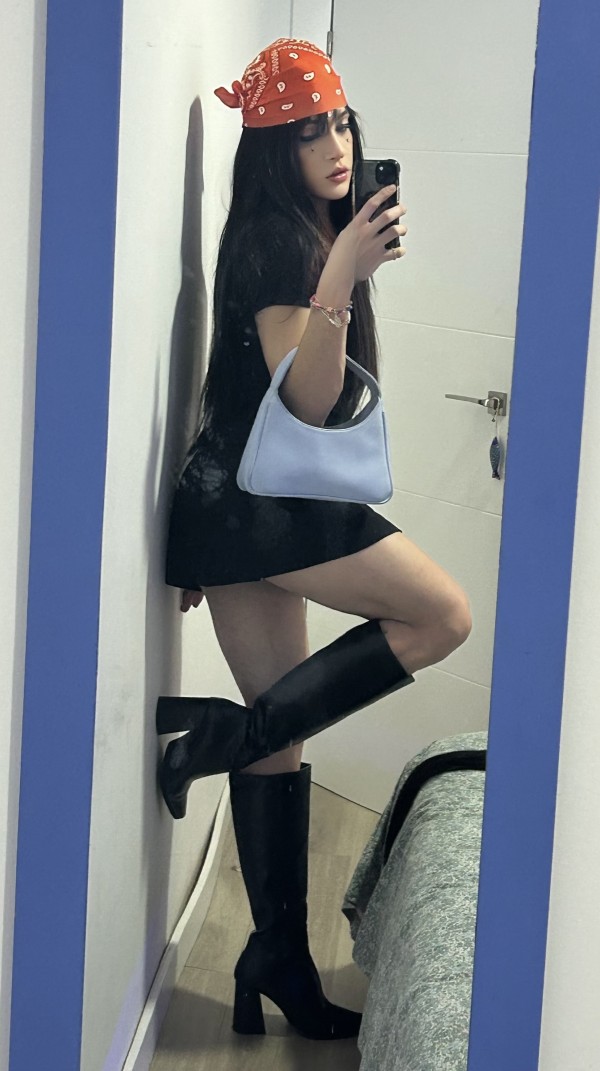 SENSUAL Y ARDIENTE JOVENCITA EXPERTA VIOLANDO CULOS Y BOCAS